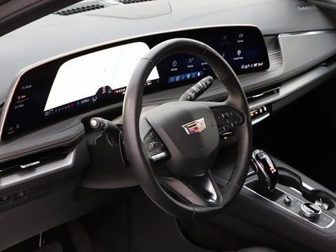 Used 2025 Cadillac XT4 Premium Luxury image 13