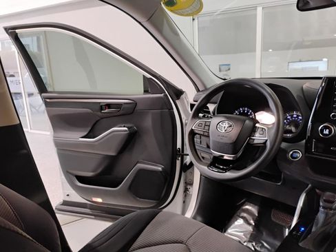 Used 2021 Toyota Highlander L image 74