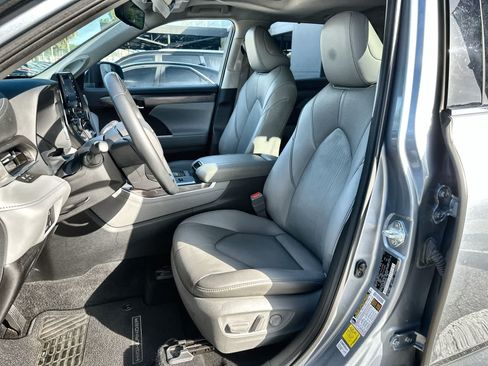 Used 2021 Toyota Highlander Limited AWD/4WD image 3