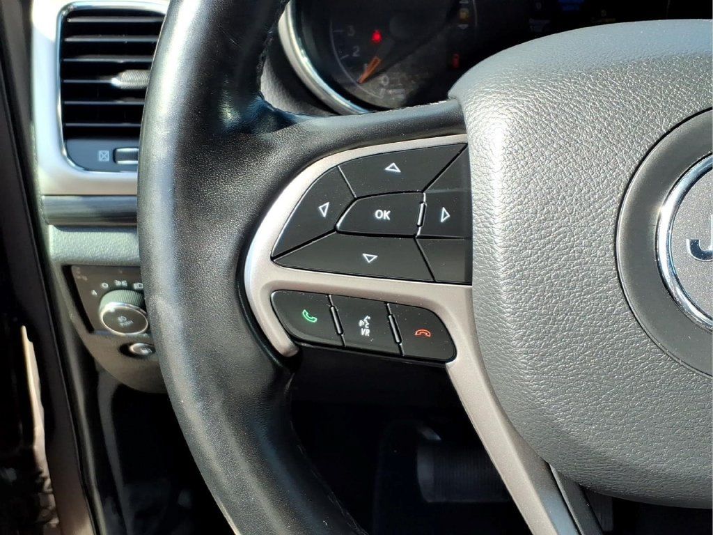 Used 2021 Jeep Grand Cherokee Laredo AWD/4WD image 23
