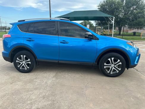 Used 2018 Toyota RAV4 LE FWD image 4