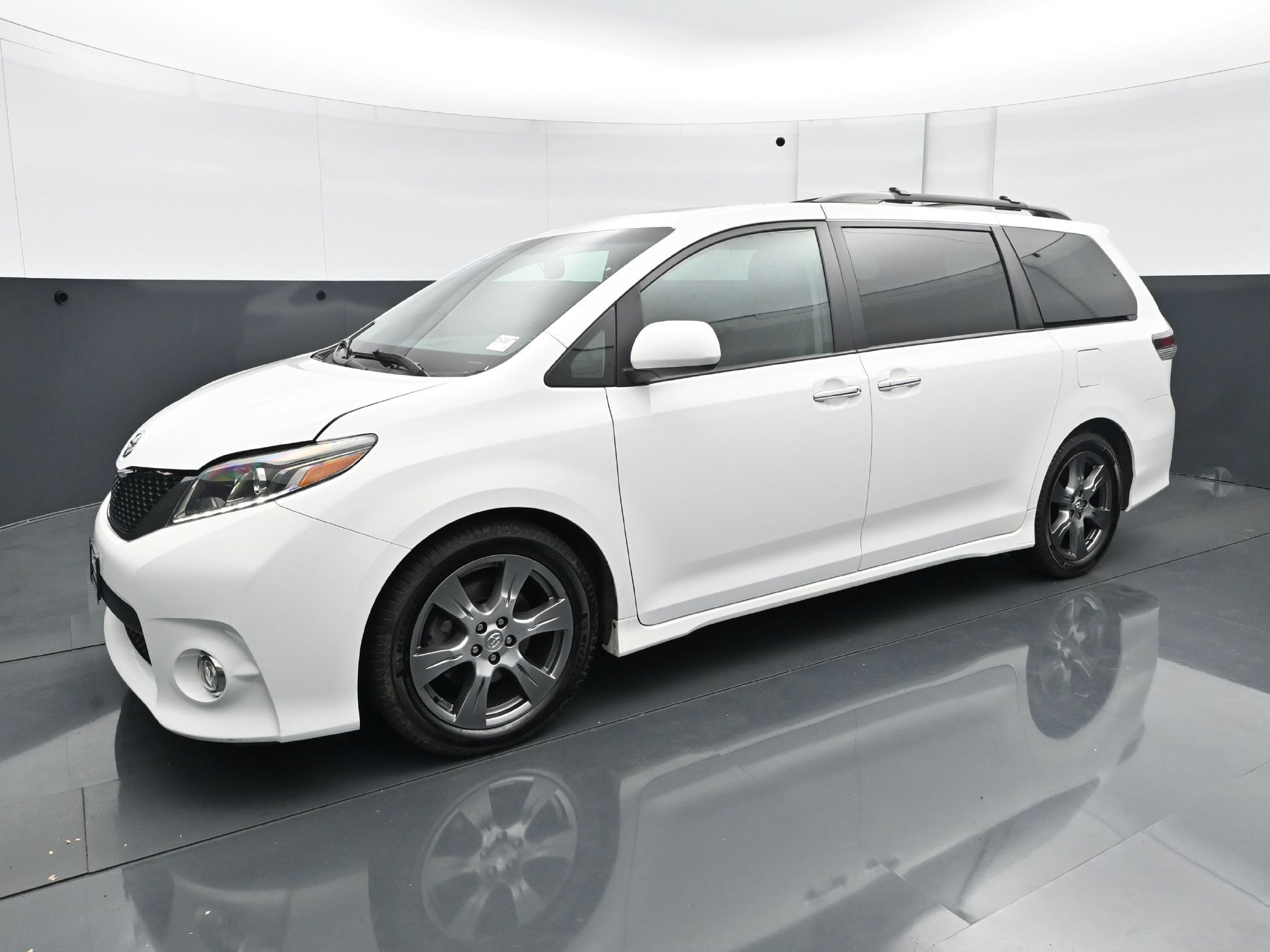 Used 2017 Toyota Sienna SE w/ SE Preferred Package FWD image 2