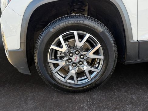 Used 2022 GMC Acadia SLT w/ Technology Package image 9