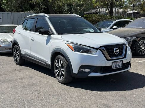 Used 2018 Nissan Kicks SR w/ Premium Package FWD image 1