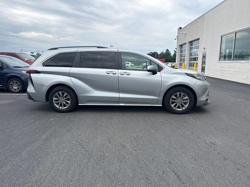 Used 2022 Toyota Sienna XLE w/ XLE Plus Package AWD/4WD image 4