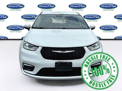 Used 2023 Chrysler Pacifica Touring-L FWD image 2