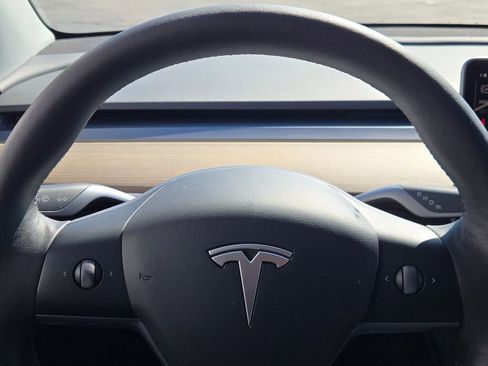 Used 2022 Tesla Model Y Long Range image 32