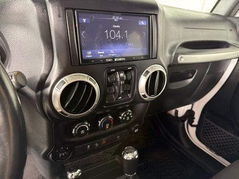 Used 2017 Jeep Wrangler Unlimited Sahara AWD/4WD image 15