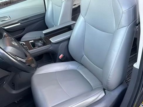 Used 2021 Toyota Sienna XLE image 9