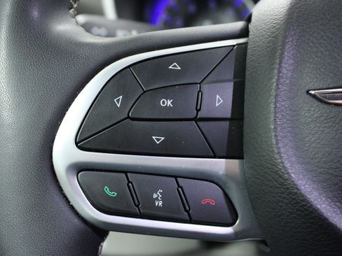 Used 2024 Chrysler Pacifica Touring-L FWD image 21