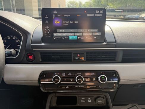 Used 2024 Honda Pilot Touring image 16