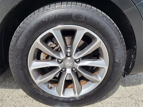 Used 2017 Hyundai Santa Fe SE FWD image 28