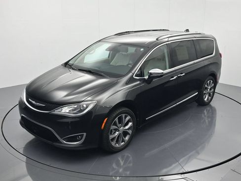 Used 2017 Chrysler Pacifica Limited w/ UConnect Theater Package FWD image 29