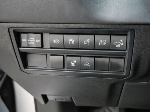 Certified 2025 Toyota Sequoia Platinum image 27