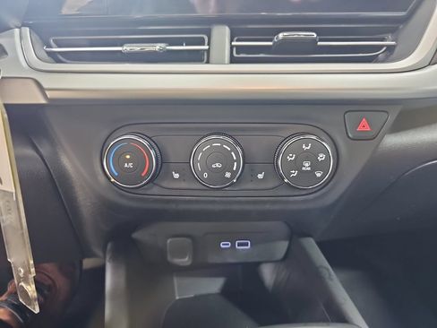 Used 2024 Chevrolet Trax RS FWD image 27