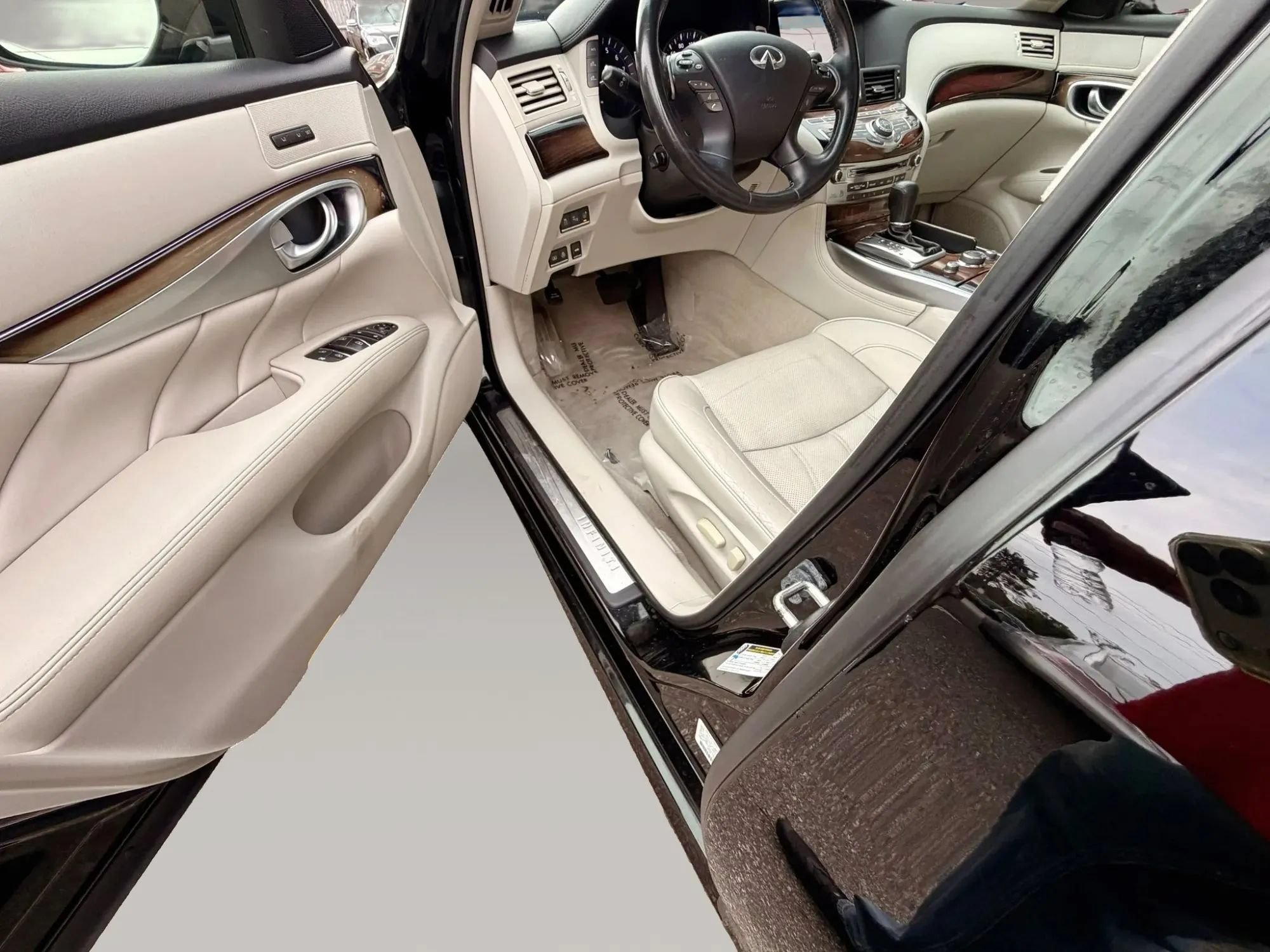 Used 2015 INFINITI Q70 3.7 w/ Deluxe Touring Package AWD/4WD image 12