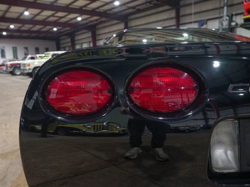 Used 1999 Chevrolet Corvette Coupe w/ Memory Pkg image 37