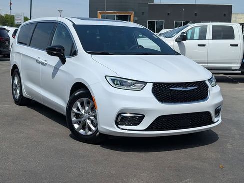 New 2026 Chrysler Pacifica Limited FWD image 2