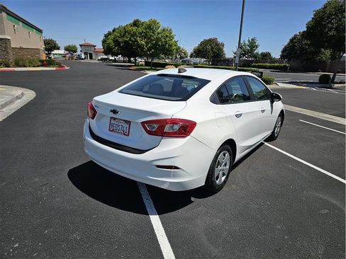 Used 2018 Chevrolet Cruze LS FWD image 6
