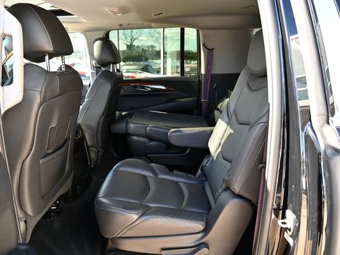 Used 2017 Cadillac Escalade ESV Luxury image 39