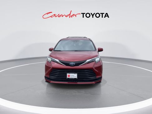 Certified 2025 Toyota Sienna LE image 3