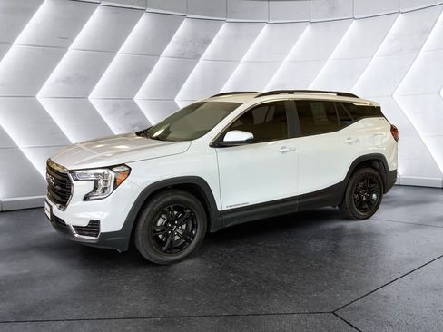 Used 2024 GMC Terrain SLE w/ Driver Convenience Package FWD image 3