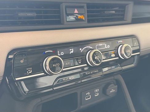 Used 2025 Honda Pilot Touring image 16