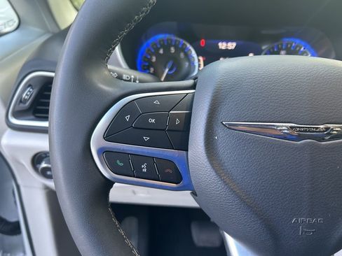 Used 2024 Chrysler Pacifica Touring-L FWD image 23