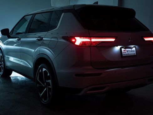 New 2025 Mitsubishi Outlander SE image 34