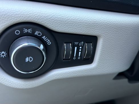 Used 2023 Chrysler Pacifica Touring-L FWD image 22