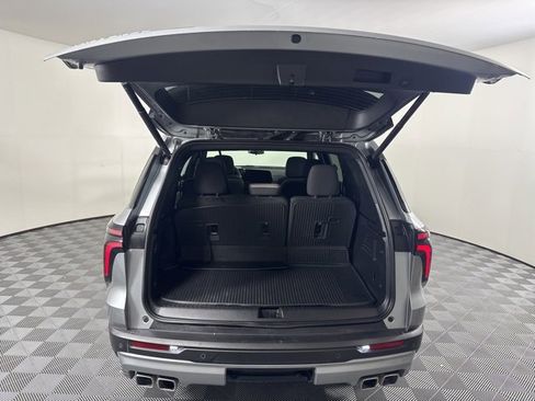 Used 2024 Chevrolet Traverse LT image 9