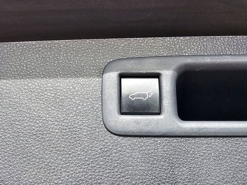 Used 2021 Toyota Highlander XLE image 31