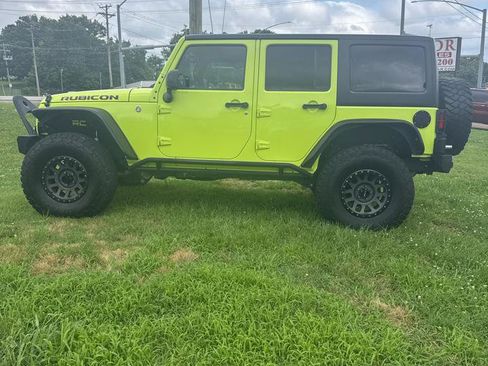 Used 2017 Jeep Wrangler Unlimited Rubicon w/ Connectivity Group AWD/4WD image 36