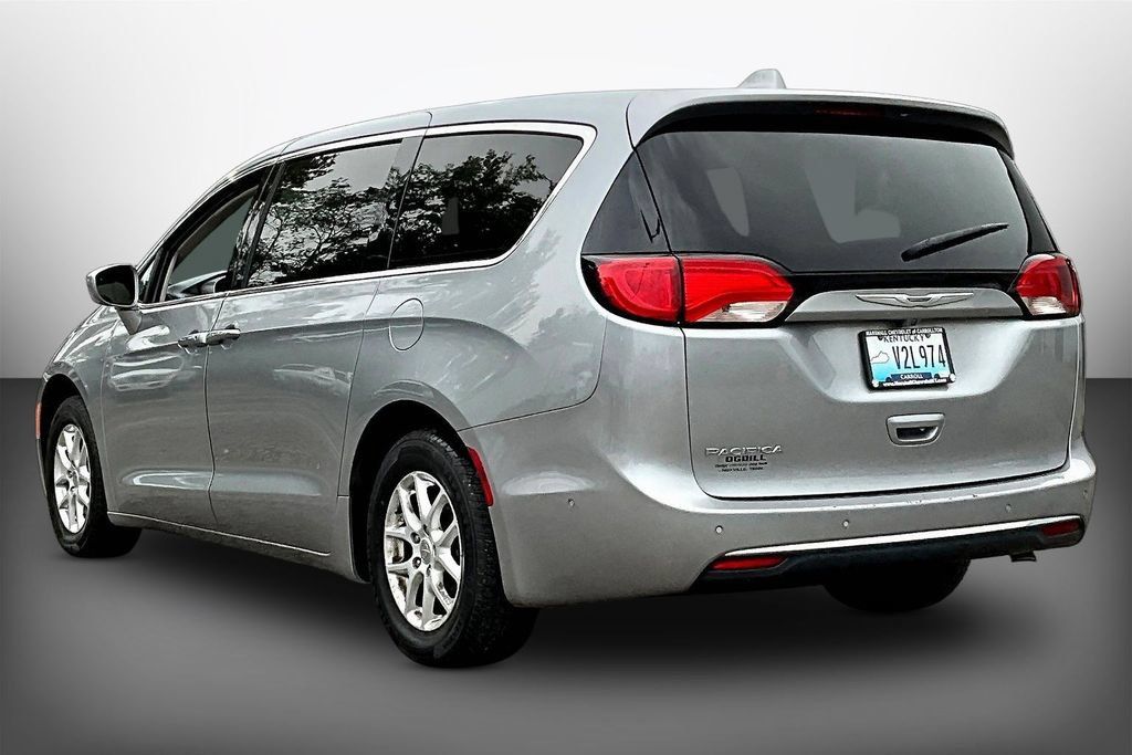 Used 2020 Chrysler Pacifica Touring w/ Advanced Safetytec Group FWD image 4