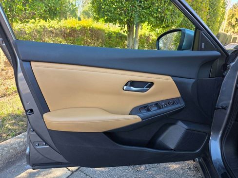 Used 2021 Nissan Sentra SV w/ SV Premium Package image 9