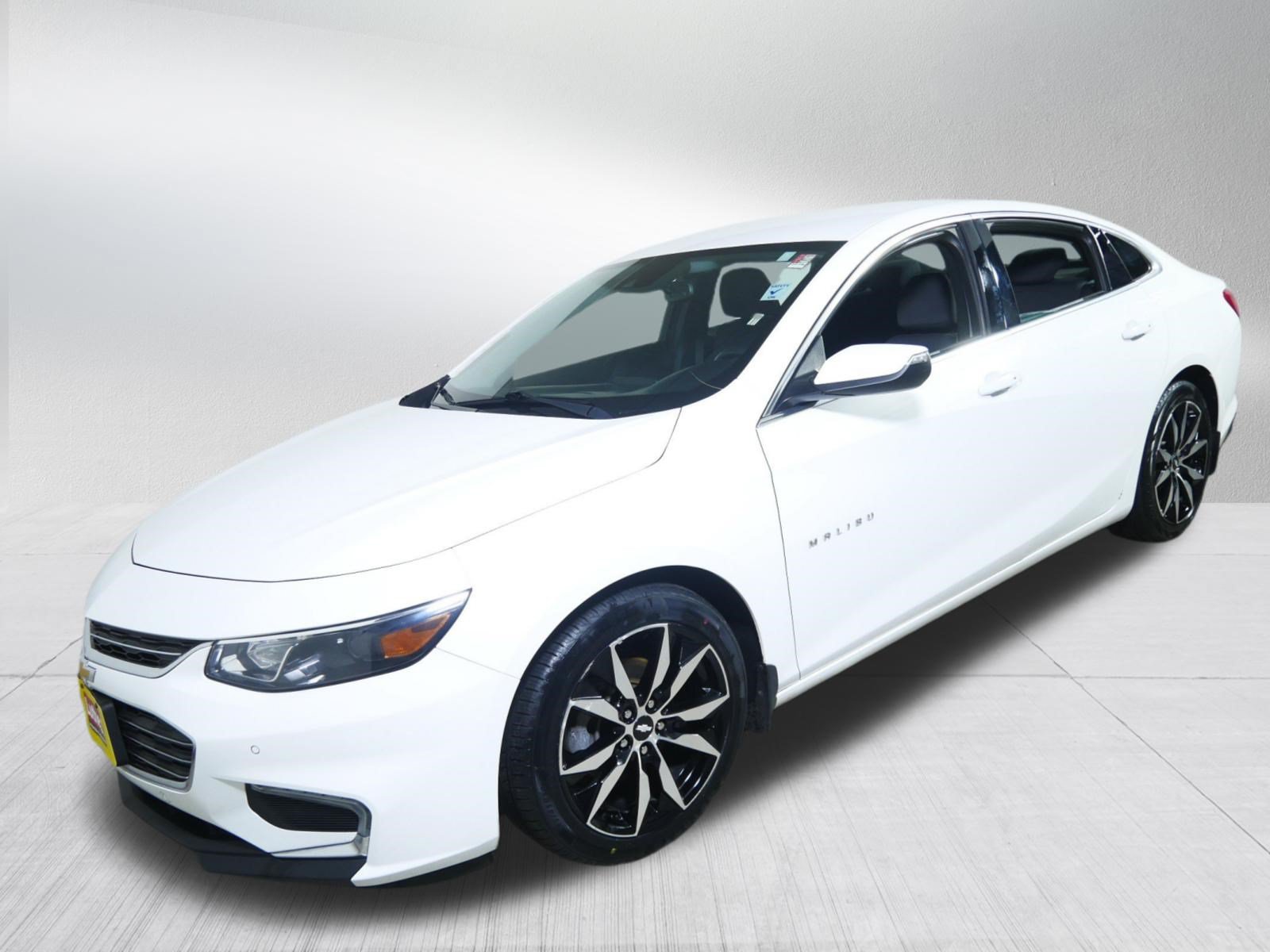 Used 2017 Chevrolet Malibu LT w/ Driver Confidence Package FWD image 3