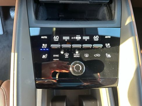 Certified 2025 Porsche Macan Electric image 25