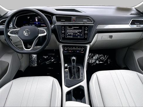 Used 2023 Volkswagen Tiguan SE w/ Panoramic Sunroof Package FWD image 15