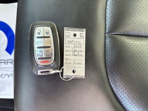 Used 2024 Chrysler Pacifica Touring-L FWD image 29