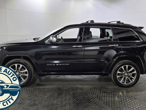 Used 2017 Jeep Grand Cherokee Overland AWD/4WD image 4