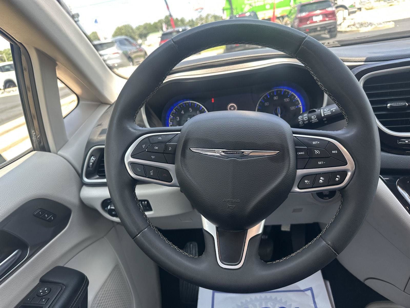 Used 2023 Chrysler Pacifica Touring-L FWD image 32