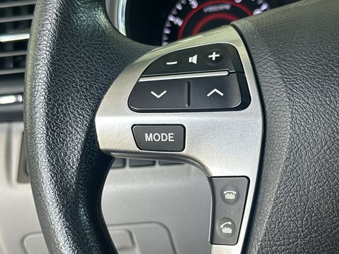 Used 2013 Toyota Highlander Plus FWD image 27