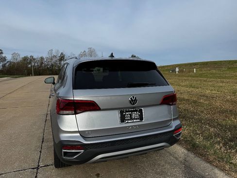 Used 2024 Volkswagen Taos SE image 8