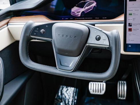 Used 2023 Tesla Model X image 13