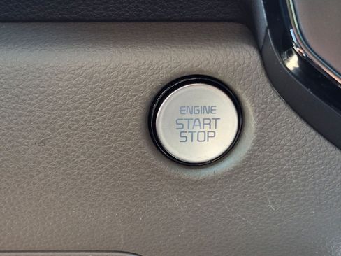 Used 2025 Kia Carnival FWD image 22