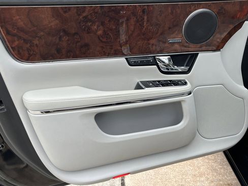 Used 2013 Jaguar XJ image 12