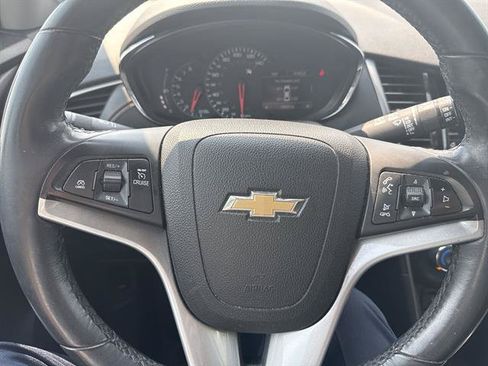Used 2018 Chevrolet Trax LT w/ LT Convenience Package FWD image 11