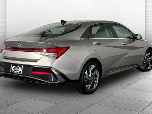 Used 2025 Hyundai Elantra Limited FWD image 13