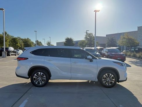 Used 2022 Toyota Highlander XLE FWD image 6