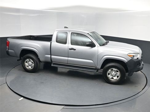 Used 2016 Toyota Tacoma SR image 17